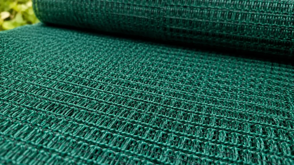 بهترین توری سایبان کدام است؟ راهنمای انتخاب برای گلخانه، باغ، حیاط و پارکینگ 4 نمای نزدیک بافت توری